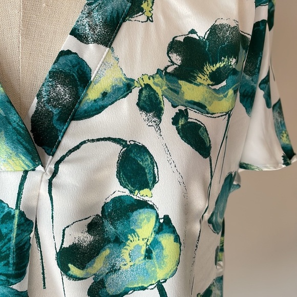 ALFANI women’s poppy floral short sleeve blouse V neck size Med white w/ green - Picture 5 of 12